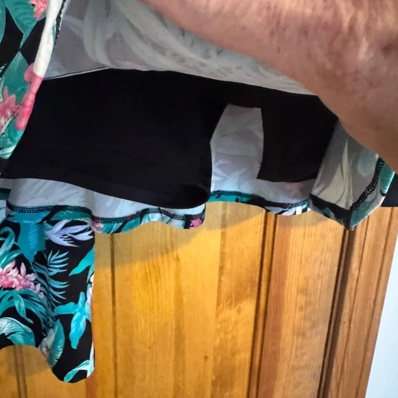 Tommy Bahama golf skort and sleeveless top size medium - Picture 3 of 6